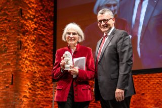 Bayerischer Buchpreis 2024: Ehrenpreisträgern Donna Leon und Medienminister Dr. Florian Herrmann