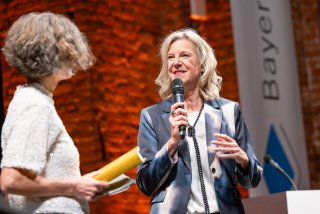Bayerischer Buchpreis 2024: Judith Heitkamp (l.) und Katja Wildermuth (r.)